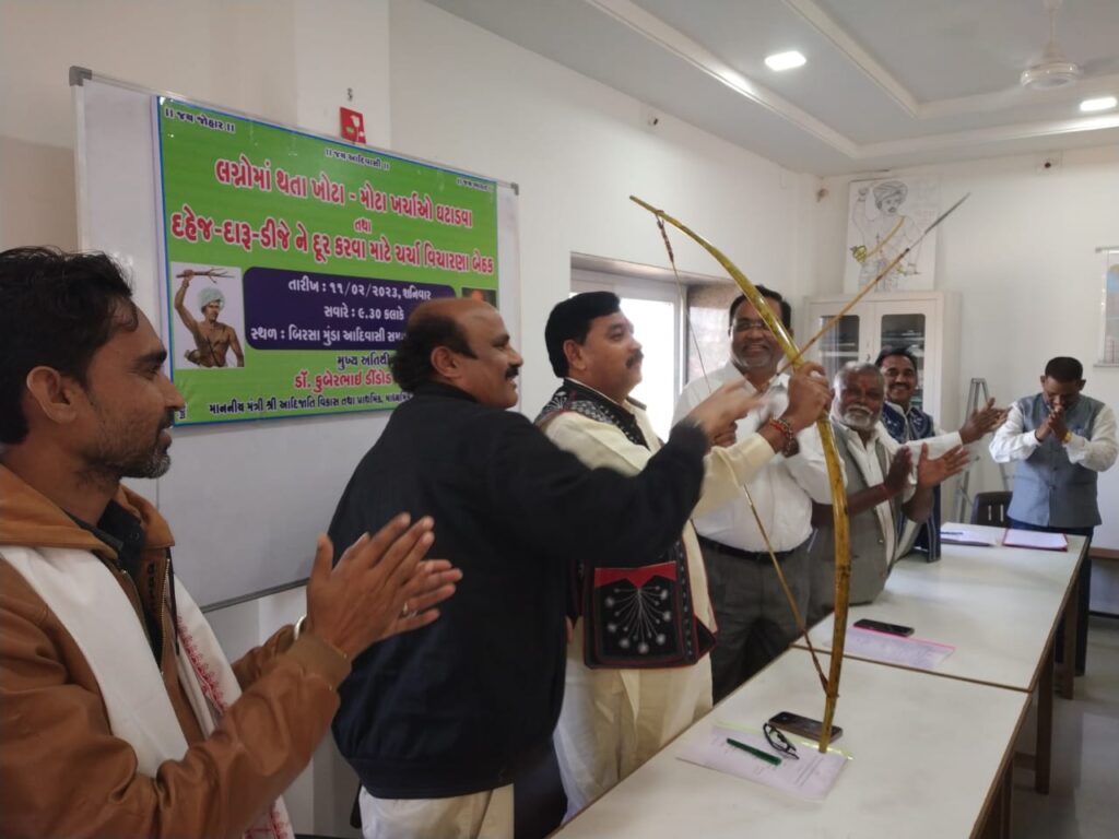 દાહોદ, પંચમહાલ અને મહીસાગર જીલ્લા ના ભીલ આદિવાસી સમાજ ના લગ્નો માં થતા ખોટા મોટા ખર્ચાઓ ને રોકવા ગુજરાત સરકાર ના (આદિજાતિ વિકાસ તથા પ્રાથમિક, માધ્યમિક અને પ્રૌઢ શિક્ષણ) ડો. કુબેર ભાઈ ડીંડોડ સાહેબે આજ રોજ સવારે હાજરી આપી હતી.