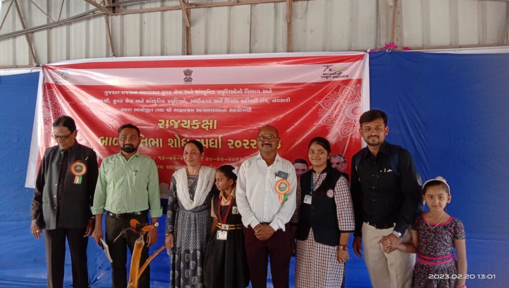 દાહોદ અનાજ મહાજન સાર્વજનિક એજ્યુકેશન સોસાયટી સંચાલિત, સ્વનિર્ભર પ્રાથમિક શાળા, દાહોદની ધોરણ ચારમાં અભ્યાસ કરતી વિદ્યાર્થીની મકવાણા મુદ્રા હર્ષરાજ સર્જનાત્મક કારીગરીમાં વિભાગ- અ માં રાજ્ય કક્ષાએ બીજો નંબર