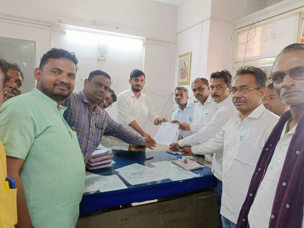 ગરબાડા ભીલ સમાજ પંચ દ્વારા આદિવાસી સમાજમાં લગ્નોમાં ચાલતા દહેજ,દારૂ અને ડી.જે બંધ કરાવવા માટે ગરબાડા પોલીસ મથક તેમજ મામલતદાર કચેરી ખાતે આવેદન પત્ર આપવામાં આવ્યું હતું. 