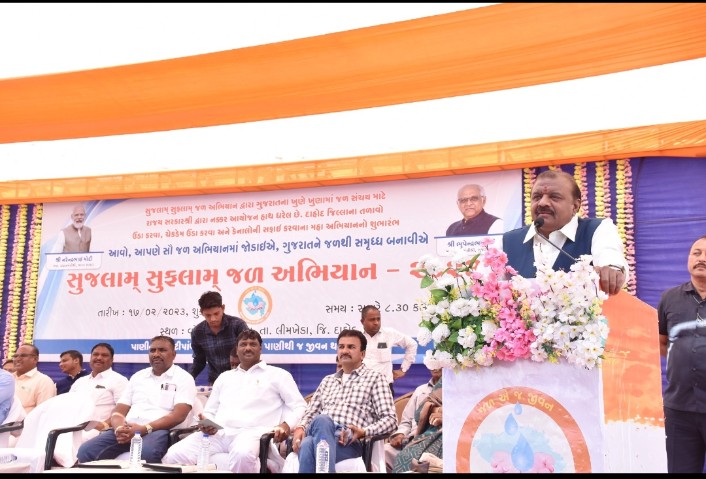 *સુજલામ સુફલામ જળ અભિયાનનો લીમખેડાના ગામતળાવ ખાતેથી પ્રારંભ કરાવતા સાંસદ શ્રી જસવંતસિંહ ભાભોર*