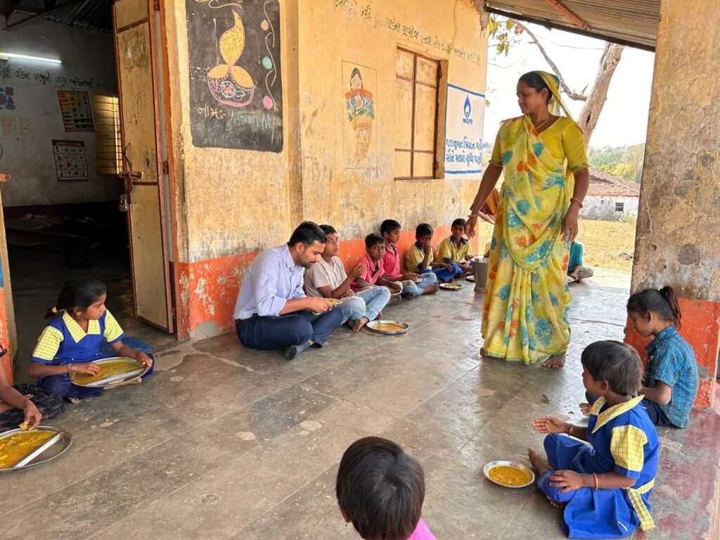 ફતેપુરા તાલુકાના વિવિધ મધ્યાહન ભોજન યોજના કેન્દ્રોની આકસ્મિક મુલાકાત લેતા દાહોદ જિલ્લા ડેપ્યુટી કલેકટર