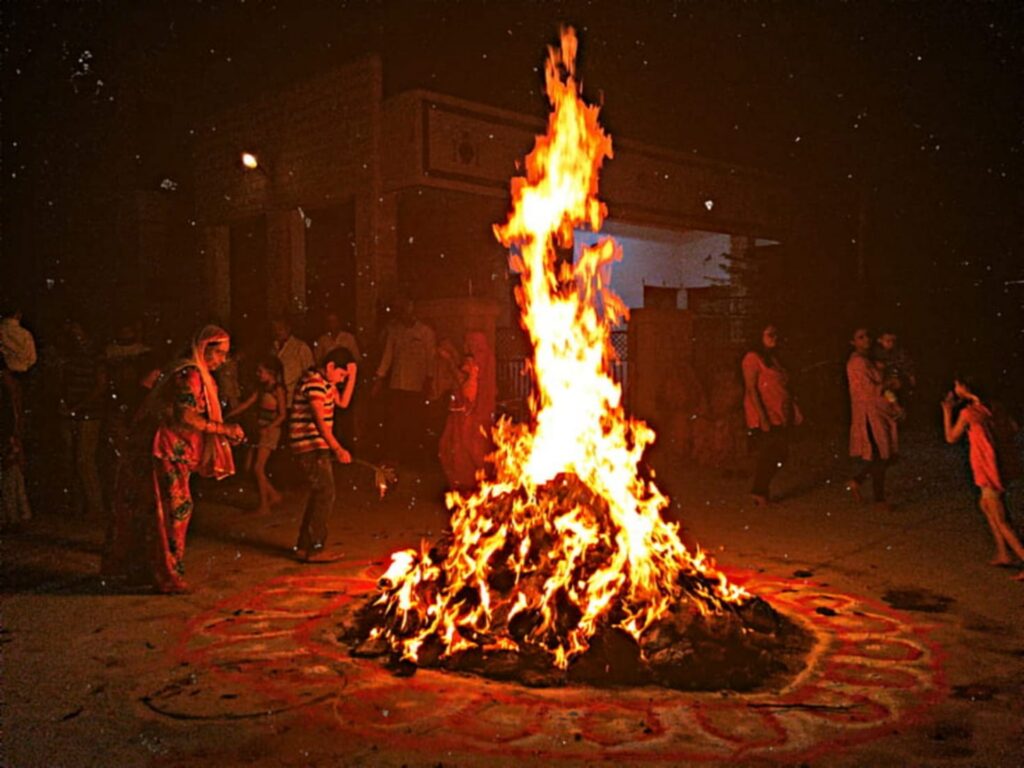 આદિવાસી સમુદાય દ્વારા દાહોદમાં રંગોત્સવની અનોખી ઢબે ઉજવણી...