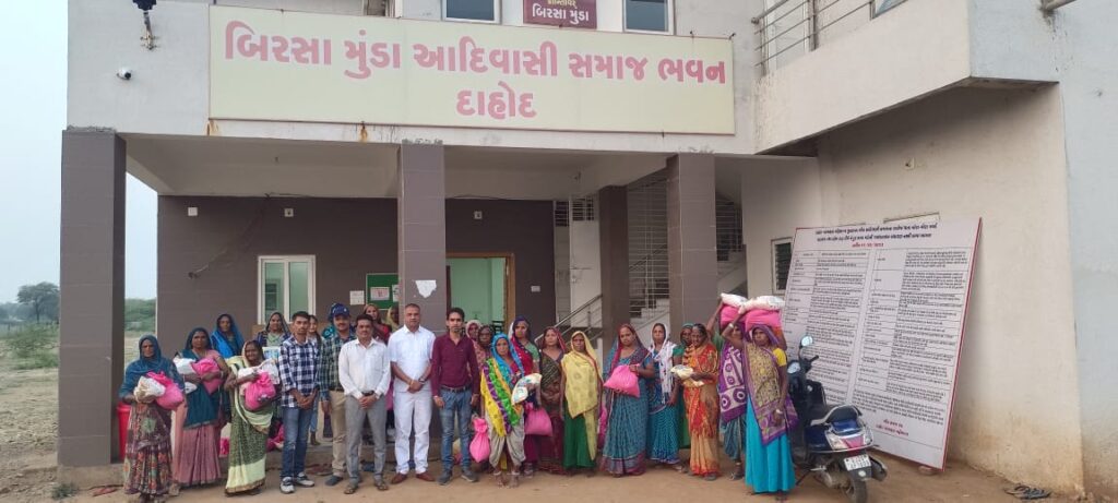 બિરસા મુંડા ભવનમાં વીરેન્દ્ર ભાભોરના જન્મદિવસ જરૂરિયાત મત લોકોને રાશન કીટ તેમજ ખજૂર વિતરણ કરાઈ.