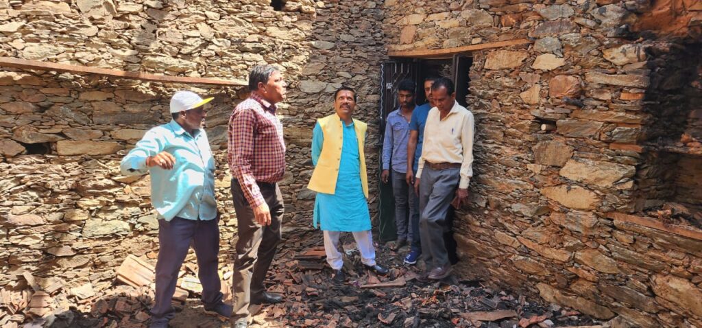 સલરા ગામે આગથી બળી ગયેલા મકાનના માલિકને ધારાસભ્યના હસ્તે સહાયનો ચેક અર્પણ કરાયો* 