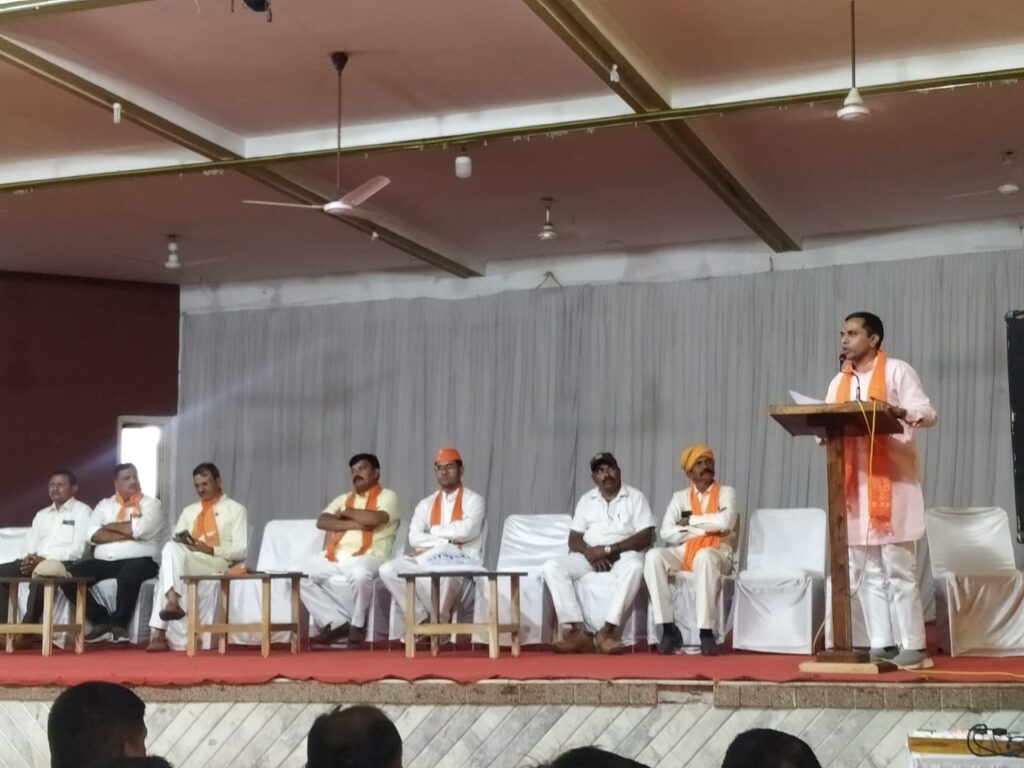 દાહોદના પ્રસંગ પાર્ટી પ્લોટ ખાતે તાલુકા અને શહેરના BJP ના કાર્યકર્તાઓ સાથે MLA કનૈયાલાલ કીશોરીએ આગામી કાર્યક્રમોને લઈને બેઠક યોજી