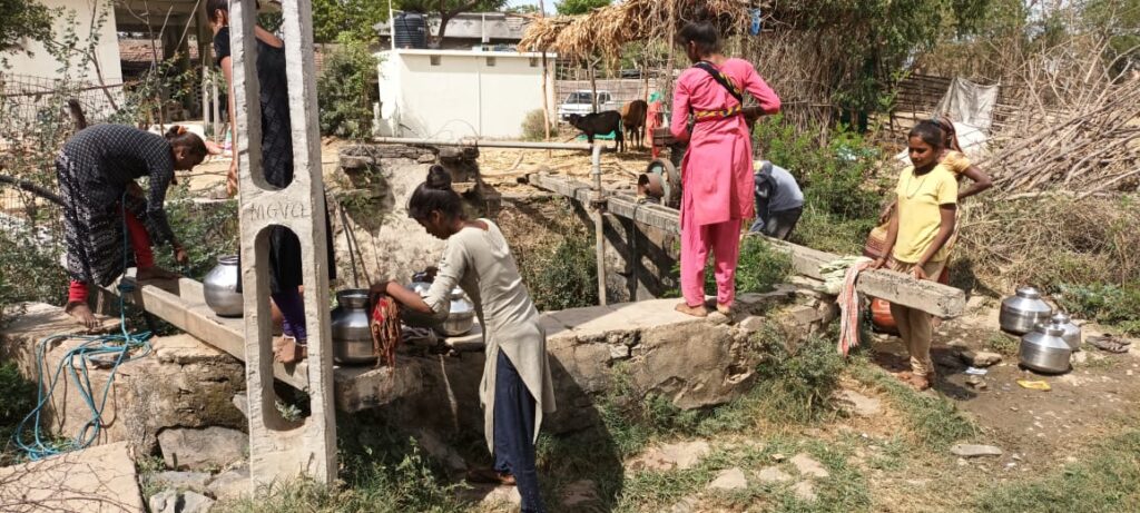 ફતેપુરા તાલુકાના રૂપાખેડા વાદી ફળિયાના સ્થાનિકોને પીવાના પાણીની સમસ્યા હલ કરવા માંગ.*