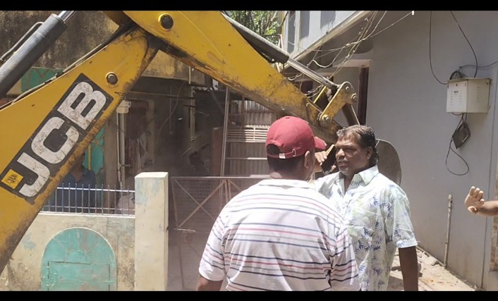 દાહોદના ગોધરા રોડ પર રસ્તાના દબાણમાં આવતી મકાનની દીવાલ પાલિકા તંત્રે બુલડોઝર ફેરવ્યું....