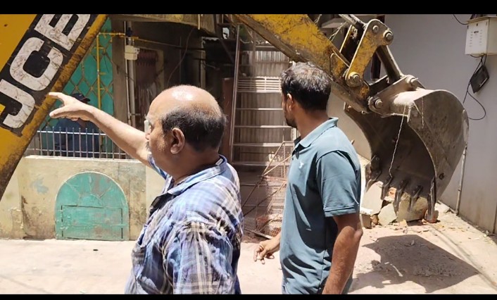 દાહોદના ગોધરા રોડ પર રસ્તાના દબાણમાં આવતી મકાનની દીવાલ પાલિકા તંત્રે બુલડોઝર ફેરવ્યું....