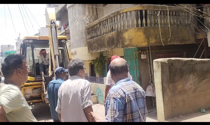 દાહોદના ગોધરા રોડ પર રસ્તાના દબાણમાં આવતી મકાનની દીવાલ પાલિકા તંત્રે બુલડોઝર ફેરવ્યું....