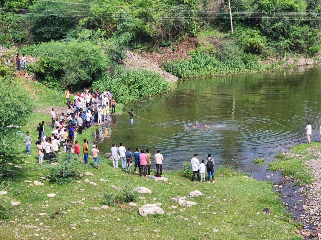 સંતરામપુર તાલુકાના ઉખરેલી નદીમાં નાહવા પડેલા બે યુવાનો ડૂબી જતાં મોતને ભેટ્યા:10 નો બચાવ..