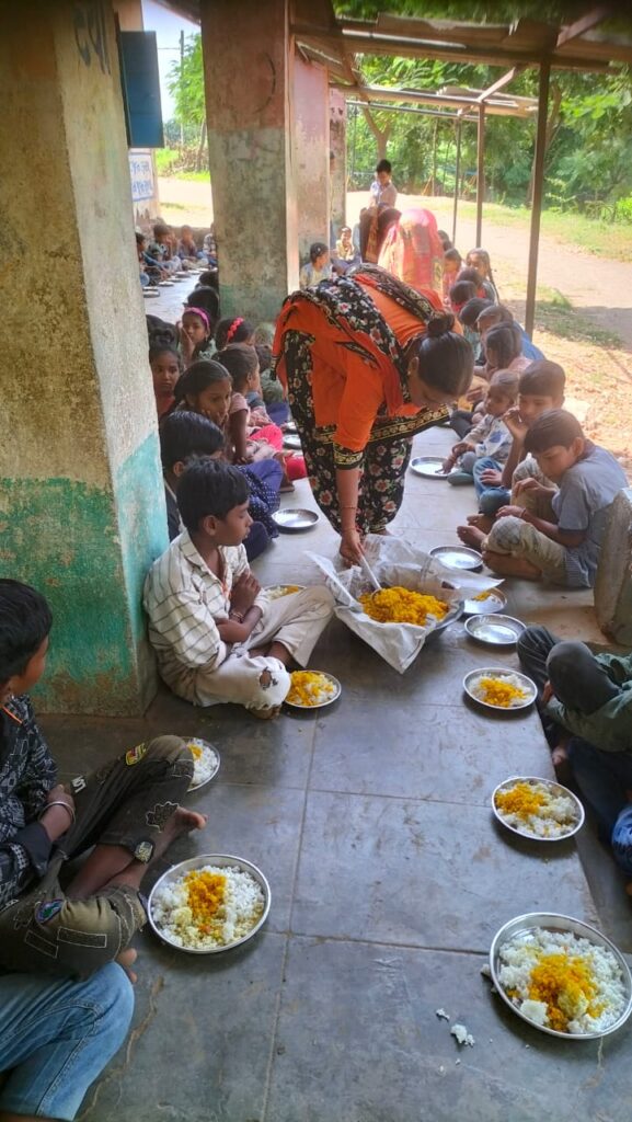 ફતેપુરા તાલુકાના ભીતોડી પ્રાથમિક શાળામાં ગ્રામજનો અને સ્ટાફ દ્વારા તિથિ ભોજન આપવામાં આવ્યું