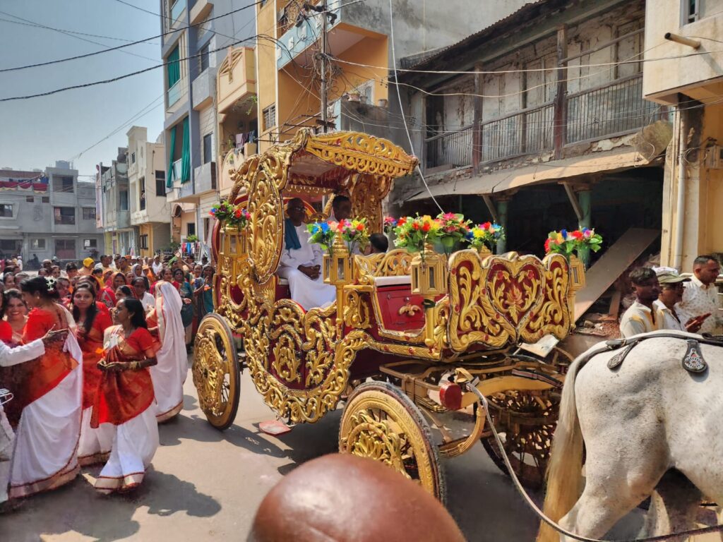 સંતરામપુર ખાતે પ્રણામી સંપ્રદાયિત 108 પારાયણ અને શરદ પૂર્ણિમાના ભાગરૂપે શોભાયાત્રા યોજાઈ