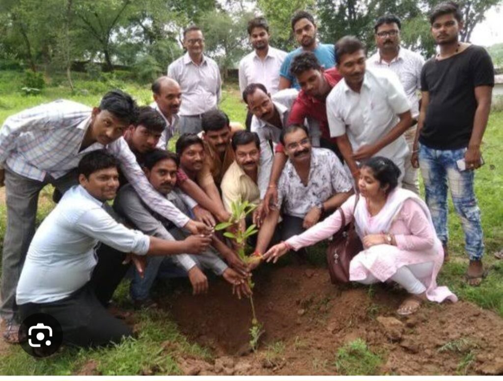 દાહોદ જિલ્લાના તાલુકાઓમાં વૃક્ષારોપણ અને વાવેતર સમયનો ઉત્સાહ ઓસરી જતાં તેની માવજત પાછળ ધ્યાન નહીં અપાતા રોપાઓનું થતું બાળ મરણ!