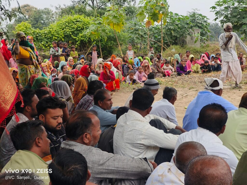 દેવ દિવાળીના દિવસે આદિવાસી સમાજમા પૂર્વજોની યાદમાં ખત્રી આવ્યા. સંજેલીમાં આદિવાસી સમાજ દ્વારા વર્ષોથી ચાલતી પરંપરા મુજબ ખેતરની પાદરે સીરા પાળીયાની ઠેર-ઠેર પૂજા વિધિ કરાઈ.