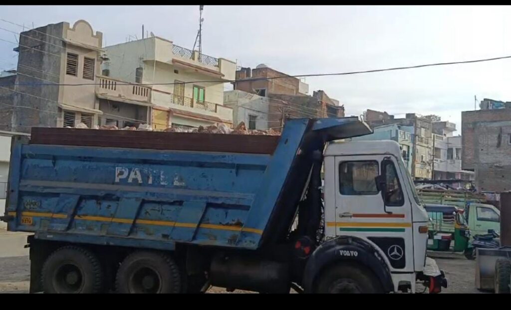 દાહોદનું ખાણ ખનીજ વિભાગ ધૃતરાષ્ટ્રની ભૂમિકામાં:ગરબાડા પોલીસે ટૂંકીવજુ ગામેથી ગેરકાયદેસર ખનન કરેલા સફેદ પથ્થર ભરેલી ટ્રક તેમજ જેસીબી ઝડપી પાડ્યું..