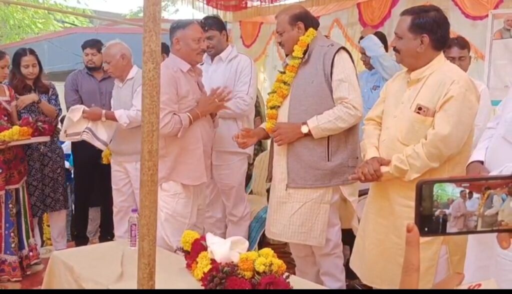 સિંગવડ તાલુકાના સિંગવડ ખાતે વિકસિત ભારત સંકલ્પ યાત્રા રથનું ભવ્ય સ્વાગત કરવામાં આવ્યું