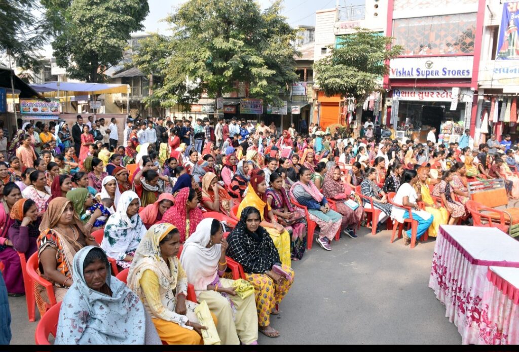 પંચાયત અને કૃષિ મંત્રી શ્રી બચુભાઈ ખાબડના અધ્યક્ષસ્થાને દેવગઢબારિયા ખાતે વિકસિત ભારત સંકલ્પ યાત્રા અંતર્ગત કાર્યક્રમ યોજાયો