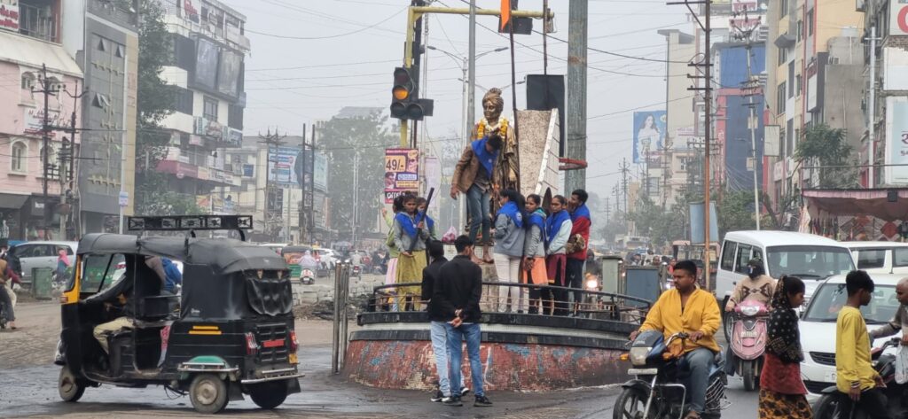 અહો આશ્ચર્યમ.દાહોદમાં ભાજપ સિવાયના રાજકીય પક્ષો સ્વામી વિવેકાનંદની જન્મ જયંતીને ભૂલ્યા.!!  ભાજપ દ્વારા યોજાયેલા ઉજવણી કાર્યક્રમમાં મોટાભાગના સુધરાઈ સભ્યો ગેરહાજર રહેતા અનેક તર્ક વીતર્ક વહેતા થયા..