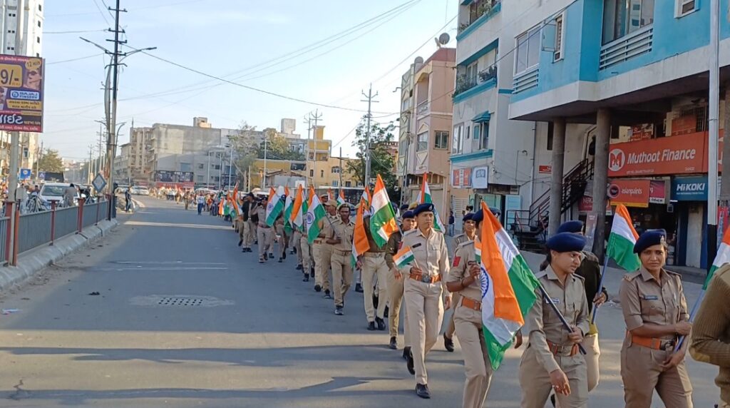 દાહોદમાં પ્રજાસત્તાક પર્વની પૂર્વ સંધ્યાએ પોલીસની તિરંગા યાત્રા યોજાઈ.  દાહોદ એસપીની અધ્યક્ષતામાં યોજાયેલીયોજાયેલી તિરંગા યાત્રાએ ભારે આકર્ષણ જમાવ્યું..