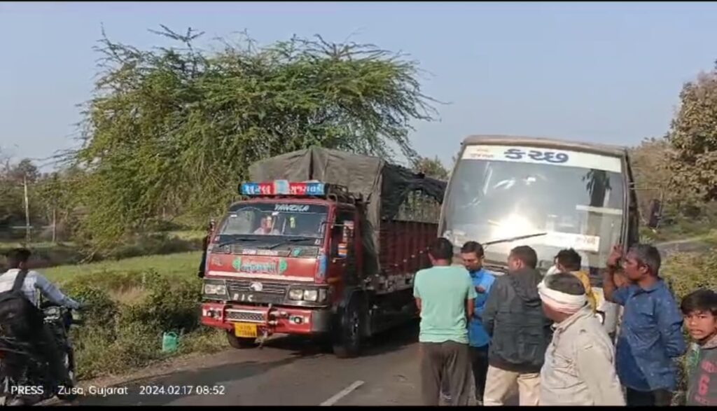 સંજેલી-જુસ્સા માર્ગ પર સાંકડા માર્ગના લીધે મોટી હોનારતની આશંકા  સંજેલીના ઝુસ્સા સાંકડા માર્ગ પર ઓચિંતું ડમ્પર સામે આવતા ST બસ ખાઈમાં ખાબકતાં બાલ બાલ બચી.