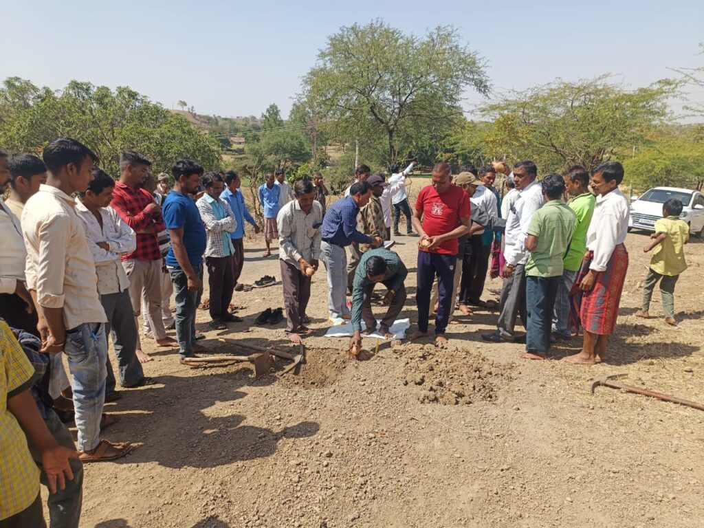 નીમચ ગામ ખાતે તાલુકા વિકાસ અધિકારી અને સરપંચના હસ્તે નવીન રસ્તા નું ખાતમુહૂર્ત કરવામાં આવ્યું