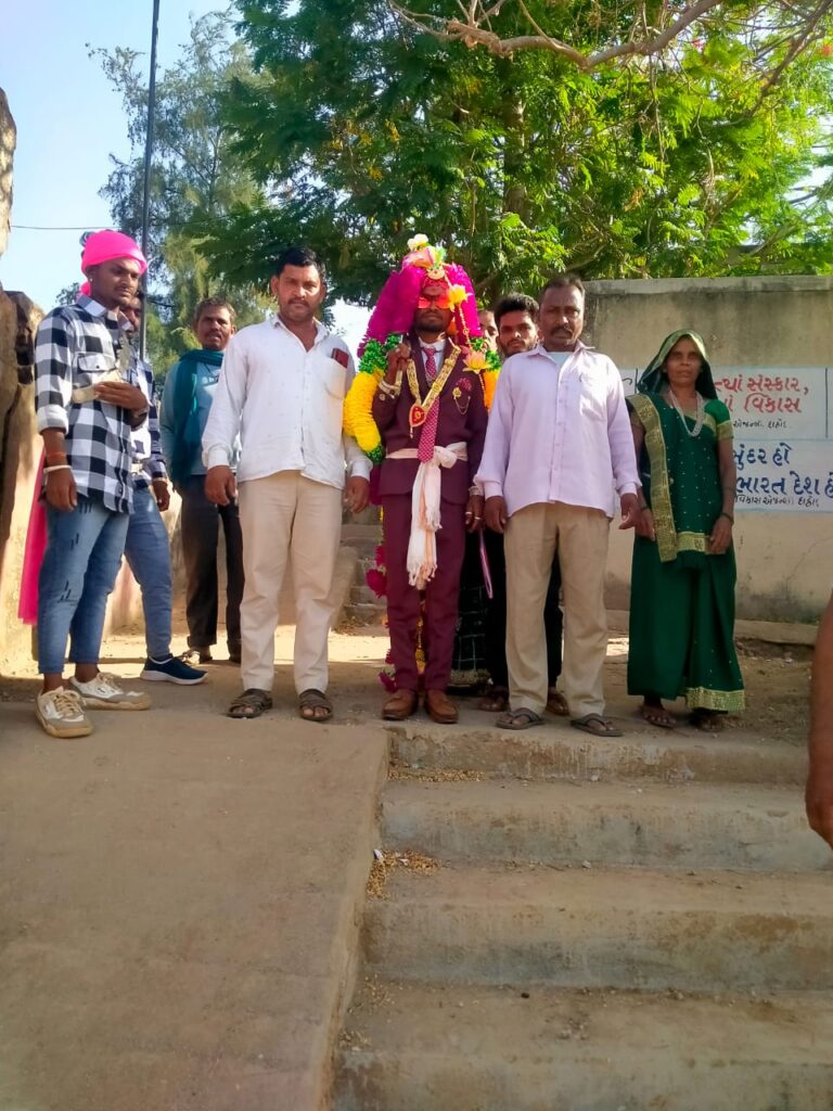 ધાનપુર તાલુકાના કોટમ્બી ગામ ખાતે લગ્ન કરવા જતાં વરરાજાએ મતદાન કર્યું..