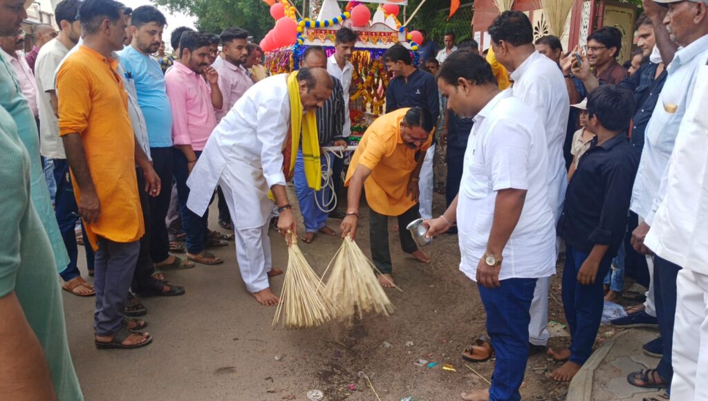 દાહોદમા 17 મી ભગવાન જગન્નાથજી ની રથયાત્રા હર્ષોલ્લાસ સાથે યોજાઈ.. સાંસદ તેમજ રાજયકક્ષાના મંત્રી તથા વિશાળ જનમેદની વચ્ચે પહિંદવિધિ બાદ રથયાત્રા યોજાઈ.