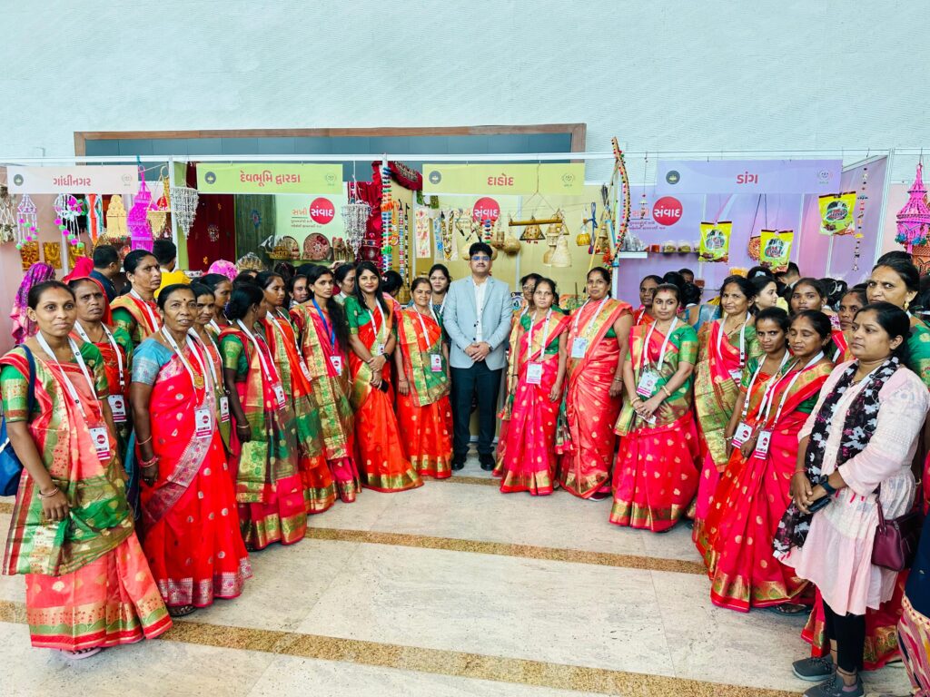 ગાંધીનગર ખાતે મુખ્યમંત્રી સંવાદમાં કાર્યક્રમમાં પુસરી સખી મંડળ દ્વારા મુખ્યમંત્રીને તીર કમાન ભેટ સ્વરૂપે અર્પણ કર્યું.