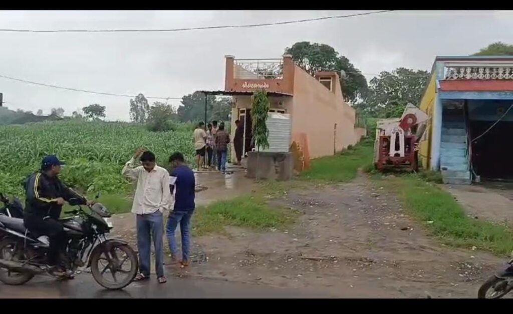 ગરબાડા નગરમાં તસ્કરોનો આતંક,રાત્રીના સમયે ગરબાડાના પ્રતાપનગર માં આવેલ દુકાનમાં ચોરી. ૭ દિવસમાં ચોરીનો બીજો બનાવ બનતા નગરજનોમાં ભય છવાયો.