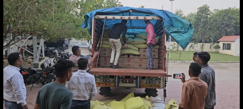 ઇન્દોર-અમદાવાદ નેશનલ હાઈવે પર કાળીતળાઇ નજીક પ્લાસ્ટિકના દાણા ભરેલ થેલીઓની આડમાં લઇ જવાતો 10.80 લાખનો દારૂ ઝડપાયો..