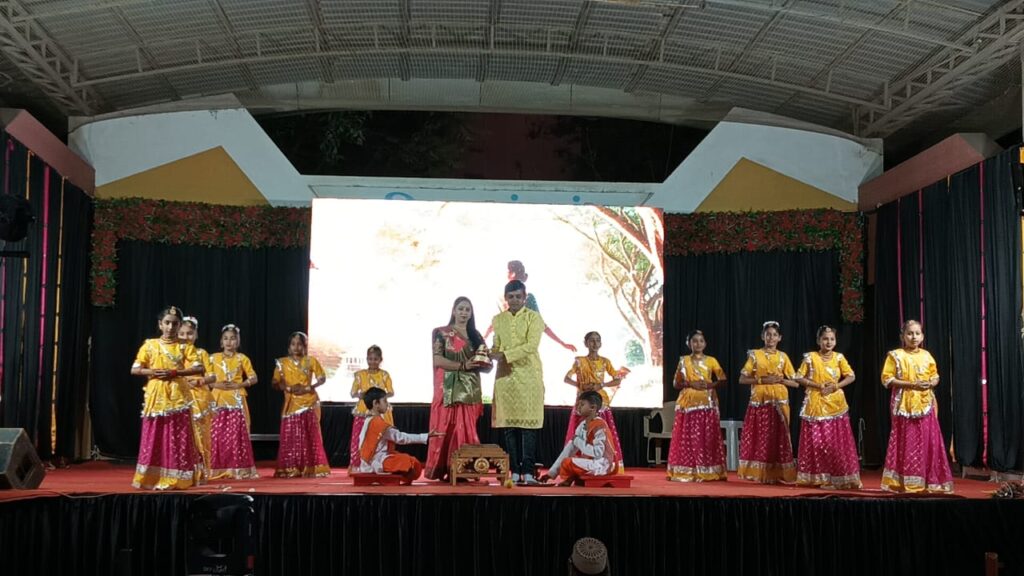 દાહોદ અનાજ મહાજન સાર્વજનિક એજ્યુકેશન સોસાયટી દ્વારા સંચાલિત સ્વનિર્ભર શાળા ( ગુજરાતી માધ્યમ) નો વાર્ષિકોત્સવ કાર્યક્રમ " સોળ સંસ્કાર "