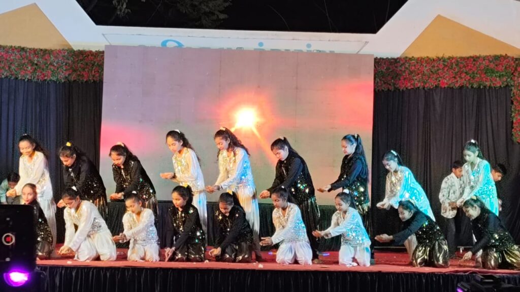 દાહોદ અનાજ મહાજન સાર્વજનિક એજ્યુકેશન સોસાયટી દ્વારા સંચાલિત સ્વનિર્ભર શાળા ( ગુજરાતી માધ્યમ) નો વાર્ષિકોત્સવ કાર્યક્રમ " સોળ સંસ્કાર "
