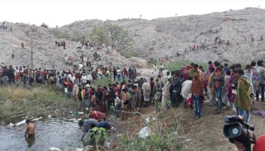 દાહોદના ભીલ સમાજમાં અનોખી પરંપરા: ભીમકુંડમાં આમલી અગિયારસના દિવસે સ્વજનોની અસ્થી વિસર્જિત કરાય છે.. હોળી પહેલા સ્વજનની મરણોઉપરાત વિધિ કર્યા બાદ શુભ કાર્યોની શરૂઆત..