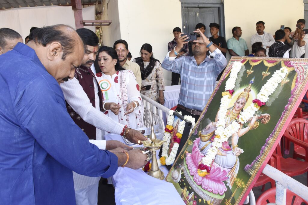 *આદિવાસી સંસ્કૃતિને ઉજાગર પરંપરાગત કરતો ભવ્ય ઢોલ મેળો યોજાયો* *વિવિધ પ્રાંત પ્રદેશની આગવી શૈલી સાથેની નૃત્ય મંડળીઓએ ઢોલ મેળામાં ઉત્સાહભેર ભાગ લીધો*