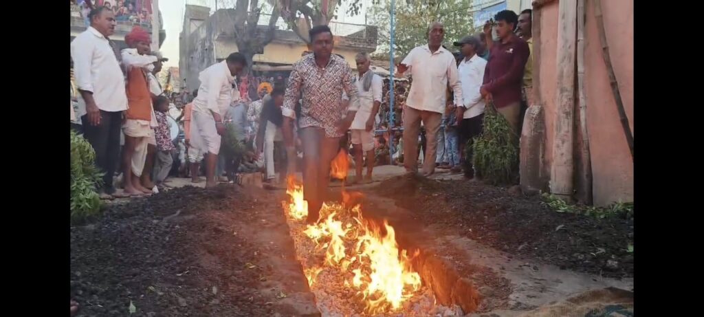 ધૂળેટીએ રણીયાર ગામનો અદ્ભુત ચૂલ મેળો:ધગધગતા અંગારા પર ચાલી શ્રદ્ધાળુઓ માનતા પૂરી કરે છે, આદિવાસી સંસ્કૃતિનું અનોખું પ્રતીક