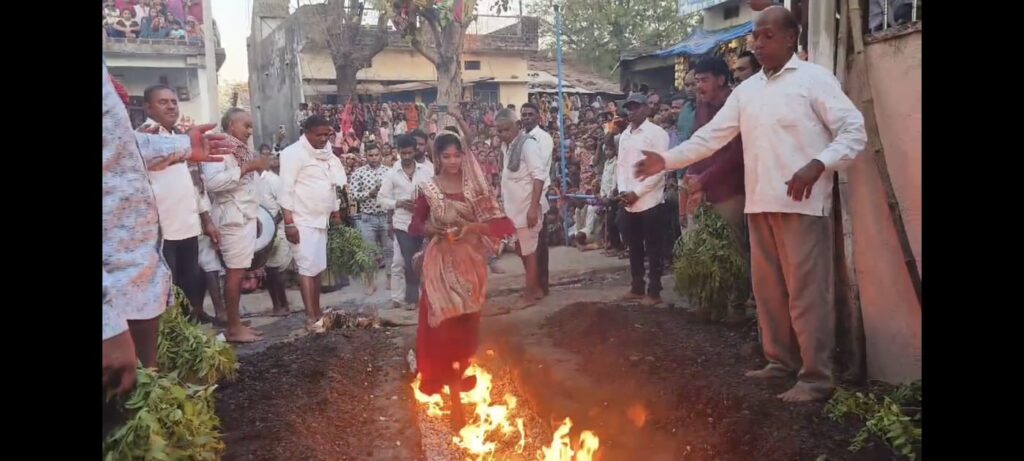 ધૂળેટીએ રણીયાર ગામનો અદ્ભુત ચૂલ મેળો:ધગધગતા અંગારા પર ચાલી શ્રદ્ધાળુઓ માનતા પૂરી કરે છે, આદિવાસી સંસ્કૃતિનું અનોખું પ્રતીક