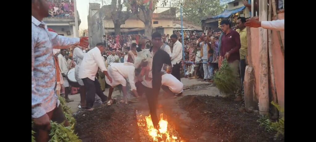 ધૂળેટીએ રણીયાર ગામનો અદ્ભુત ચૂલ મેળો:ધગધગતા અંગારા પર ચાલી શ્રદ્ધાળુઓ માનતા પૂરી કરે છે, આદિવાસી સંસ્કૃતિનું અનોખું પ્રતીક