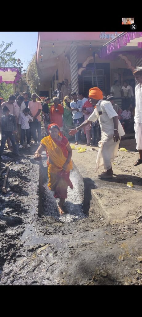 ધૂળેટીએ રણીયાર ગામનો અદ્ભુત ચૂલ મેળો:ધગધગતા અંગારા પર ચાલી શ્રદ્ધાળુઓ માનતા પૂરી કરે છે, આદિવાસી સંસ્કૃતિનું અનોખું પ્રતીક