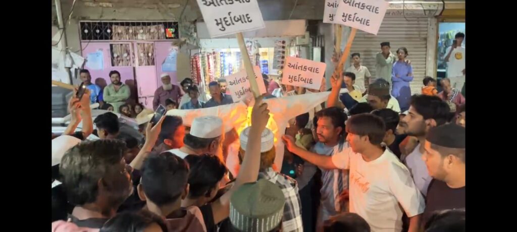 જમ્મુ-કાશ્મીરમાં 27 ટુરિસ્ટોની હત્યા | દેશભરમાં રોષ | દાહોદમાં શ્રદ્ધાંજલિ કાર્યક્રમ.. જમ્મુ કાશ્મીરમાં 27 નિર્દોષ ટુરિસ્ટોની હત્યા.!!""દાહોદમાં પાકિસ્તાનનો પુતળા દહન..!
