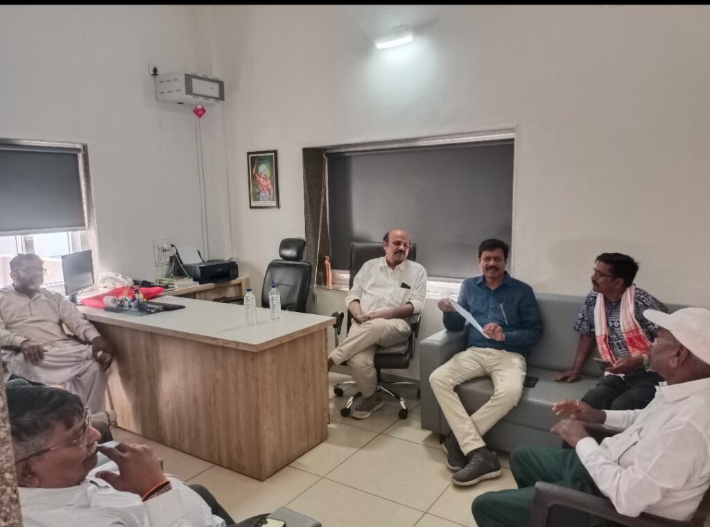દાહોદના બિરસા ભવન, દાહોદ ખાતે સમસ્ત આદિવાસી સમાજ ગુજરાતના પ્રમુખ ર્ડા. પ્રદીપ ગરાસીયાની અધ્યક્ષસ્થામાં બેઠક મળી હતી. 