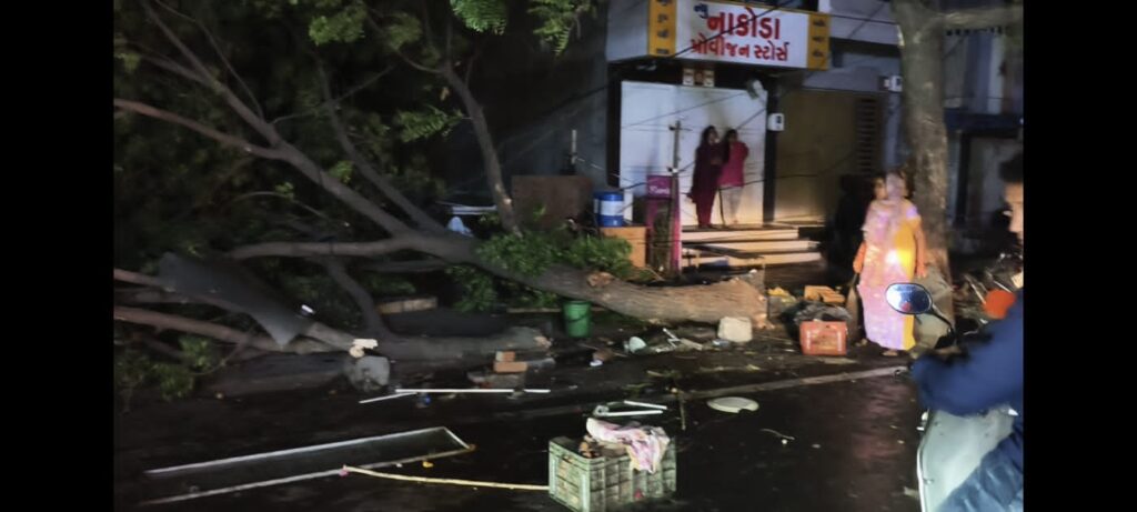કુદરતી આફતે કાળો કેર વર્ત્યો:દાહોદ જિલ્લામાં વિનાશક વાવાઝોડામાં 525 મકાનોને નુકશાન,ત્રણના મોત... દાહોદમાં બીજા દિવસે ધોધમાર વરસાદ, ઉનાળા પાકને નુકસાન પહોંચવાની ભીતિ..