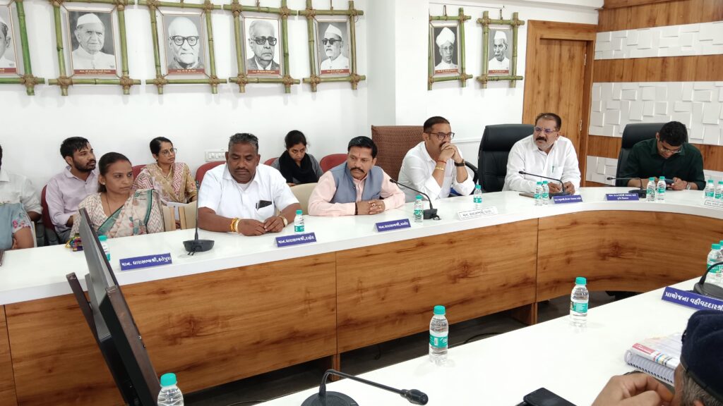 દાહોદ જિલ્લા સેવા સદન ખાતે પ્રભારી સચિવશ્રી રાજકુમાર બેનિવાલની અધ્યક્ષતા હેઠળ બેઠક યોજાઈ* *પ્રિ-મોન્સૂનને ધ્યાને રાખી વોટર હાર્વેસ્ટિંગ તેમજ ગામોના વિકાસ માટેના કામોને પ્રાધાન્ય આપી કામગીરી કરવા સૂચના અપાઈ*
