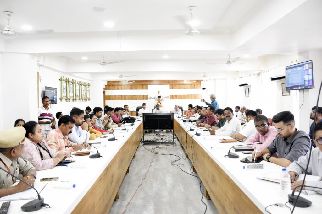 *દાહોદ જિલા સેવા સદન ખાતે સિવિલ ડિફેન્સને ધ્યાને રાખીને કલેક્ટરશ્રી યોગેશ નિરગુડેના અધ્યક્ષ સ્થાને પત્રકાર પરિષદ યોજાઈ* *કટોકટીના સમયે નાગરીકો સતર્ક અને સજાગ રહે એ માટે સિવિલ ડિફેન્સનું સેટઅપ તૈયાર -કલેક્ટરશ્રી યોગેશ નિરગુડે*