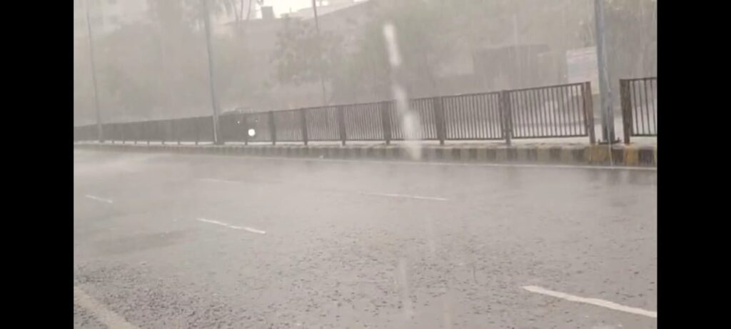 દાહોદમાં અણધાર્યા વરસાદથી ગરમીમાં આંશિક રાહત,બફારો યથાવત સાંજના સમયે તોફાની પવન સાથે એક કલાક સુધી કમોસમી વરસાદ વરસ્યો...