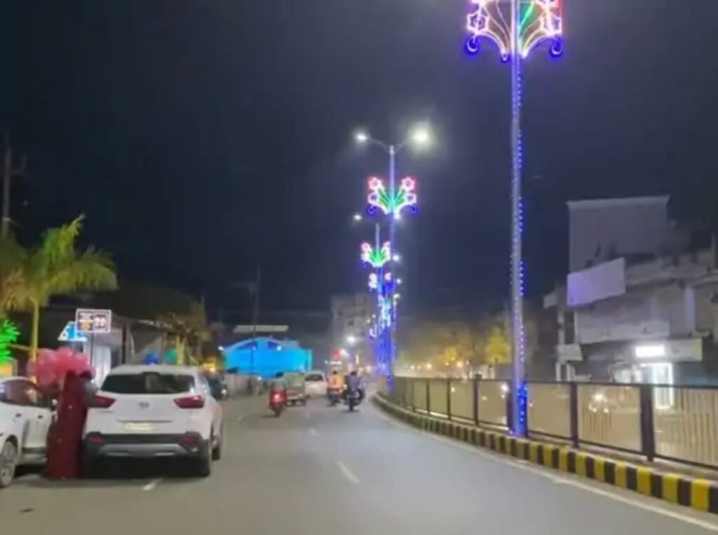 દાહોદમાં PM મોદીના આગમન પૂર્વે શહેર શણગારાયું: 26 મેના રોજ સવારે 10 વાગ્યે ડોકી ખાતે કાર્યક્રમ,શહેરમાં ઠેર-ઠેર સ્વાગત બેનર્સ
