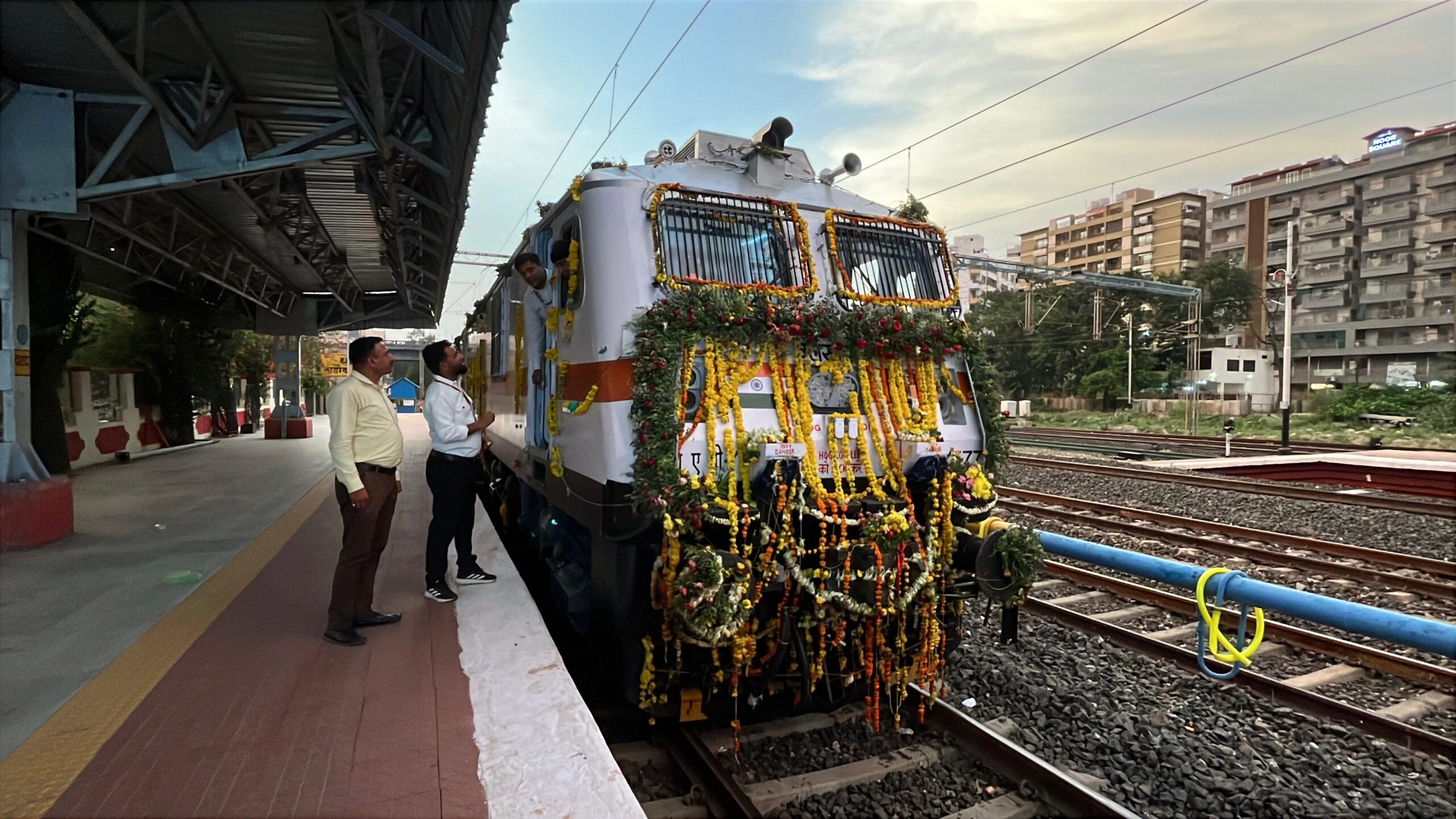 પીએમ મોદીએ દાહોદ થી વર્ચ્યુલી લીલીઝંડી બતાવતા ટ્રેનનું વલસાડ થી શુભારંભ.. આખરે માંગ પૂરી થઈ:દાહોદમાં વલસાડ દાહોદ ઇન્ટરસિટી નું ભવ્ય સ્વાગત.. 