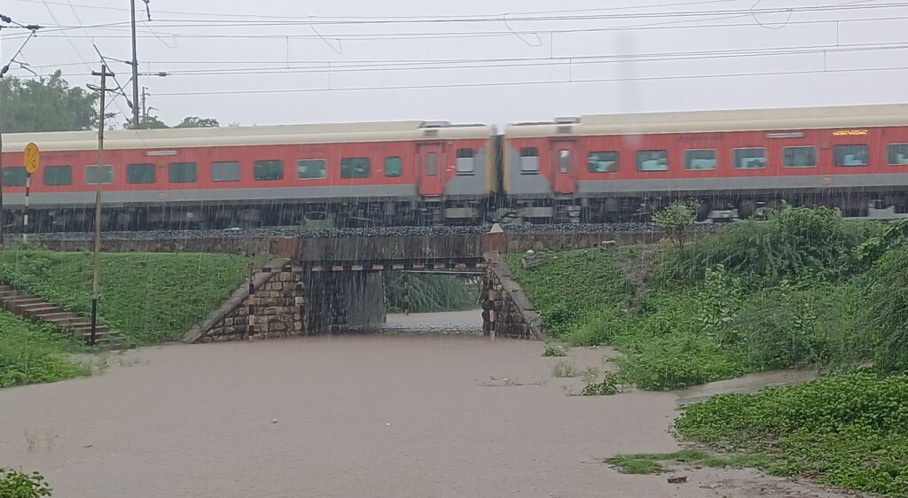 સ્માર્ટ સિટીની સ્માર્ટનેશ વરસાદી પાણીમાં ધોવાઈ, સ્માર્ટ રોડ ઉંચા થતા પરિસ્થતિ વિકટ બની. દાહોદમાં છ કલાકમાં 8 ઇંચ વરસાદથી જળબંબાકાર: જનજીવન અસ્ત વ્યસ્ત.!!