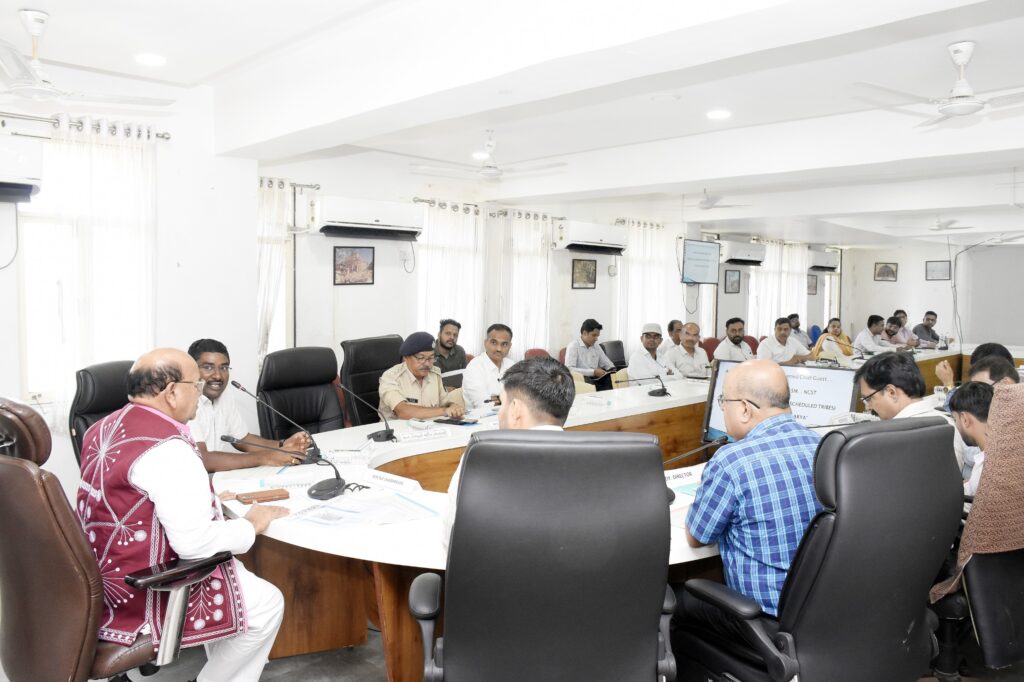 *રાષ્ટ્રીય અનુસૂચિત જનજાતિ આયોગના અધ્યક્ષશ્રી અંતર સિંઘ આર્યની અધ્યક્ષતામાં કલેક્ટર કચેરી દાહોદ ખાતે યોજાઇ બેઠક* *આદિવાસી લોકોના વિકાસ તેમજ સામાજીક, આર્થિક અને શૈક્ષણિક ક્ષેત્રે આગળ લાવવા આયોગ દ્વારા પુરતા પ્રયત્નો કરવામાં આવશે - અધ્યક્ષશ્રી અંતર સિંઘ આર્ય*