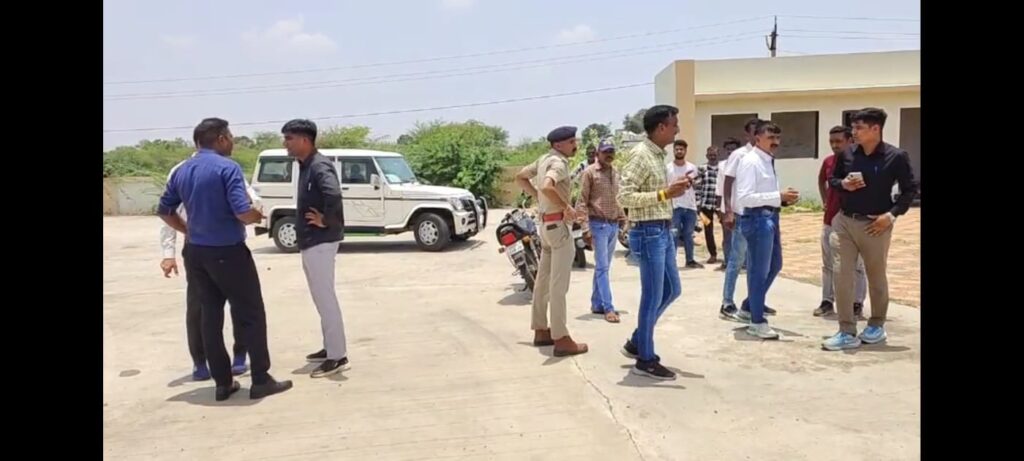 દાહોદ RTO ચેકપોસ્ટ પાસે કેબિનમાં 40 વર્ષીય મહિલાની ગળું કાપી હત્યા:પોલીસની ટીમો તપાસમાં જોડાઈ વિરાન પડેલા કેબિનમાં લોહીલુહાણ હાલતમાં મળી લાશ:પ્રેમ પ્રસંગ કે પારિવારિક ઝઘડો હત્યાનું કારણ? 
