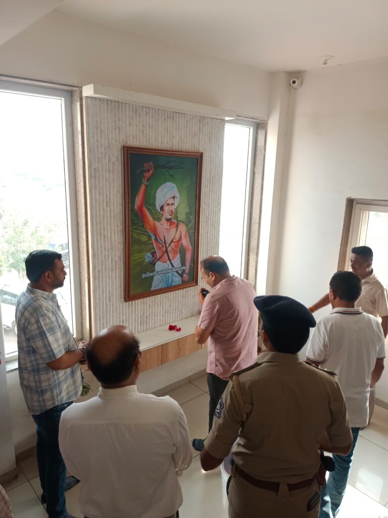 દાહોદમાં ભગવાન બિરસા મુંડાની નવીન પ્રતિમાની સ્થાપના અંગે બિરસા મુંડા ભવનમાં બેઠક યોજાઈ..